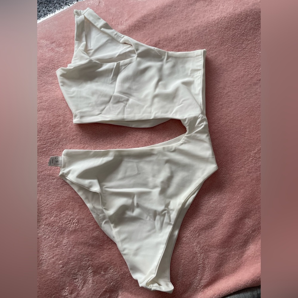 White one piece swimwear